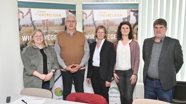 <p>Sind motiviert in die neue Leader-Programmperiode 2024-2027 gestartet: v.l. Elena Schommers (WFG/Koordinatorin LAG 100 Dörfer - 1 Zukunft), Peter Ortmanns (Präsident LAG 100 Dörfer - 1 Zukunft), Nathalie Klinkenberg (Geschäftsführerin WFG), Annalisa Zeimers (WFG/Koordinatorin LAG Zwschen Weser und Göhl) und Mario Pitz (Präsident LAG Zwischen Weser und Göhl).</p>