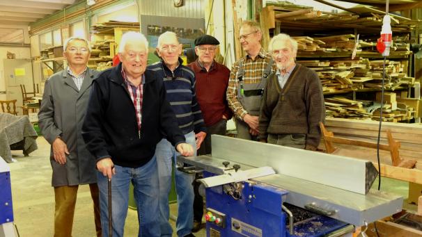 <p>Seit vielen Jahren zählen René Ernst, Hans Wertz, Albert Heuschen, Karl Schneider, Johannes Ernst und Conrad Offermann (v.l.) zur Mannschaft der Eupener Seniorenwerkstatt.</p>