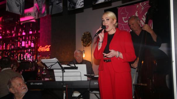 <p>Mit starker Stimme und Esprit singt Evi Rebiere ihre Chansons von Piaf und Co. Ruud Verhooven (li) schaut zu.</p>