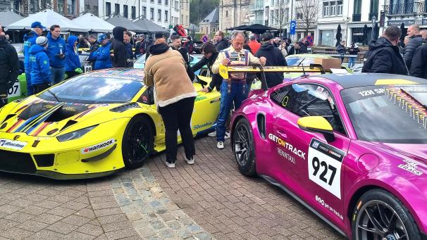 <p>Die Fahrerparade lockte viele Neugierige an.</p>