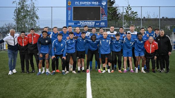 <p>Die große Party steigt erst am Sonntag, ein Aufstiegsfoto gab’s beim FC Eupen beim Donnerstagstraining dennoch schon.</p>