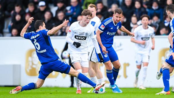 <p>Keinen Sieger bringt die Partie der 2. Bundesliga zwischen Elversberg (in weiß) und Schalke 04 hervor.</p>