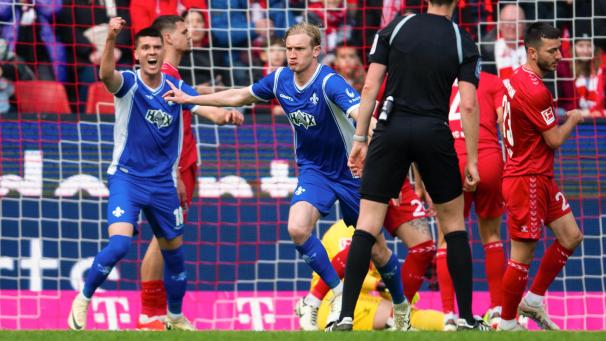 <p>Darmstadts Christoph Klarer (M) jubelt nach seinem Treffer zur 1:0 Führung.</p>