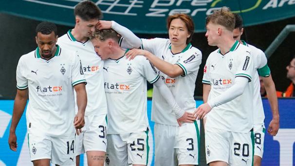 <p>Gladbachs Robin Hack (3..vl.) jubelt mit Mannschaftskollegen über das Tor zum 3:3.</p>
