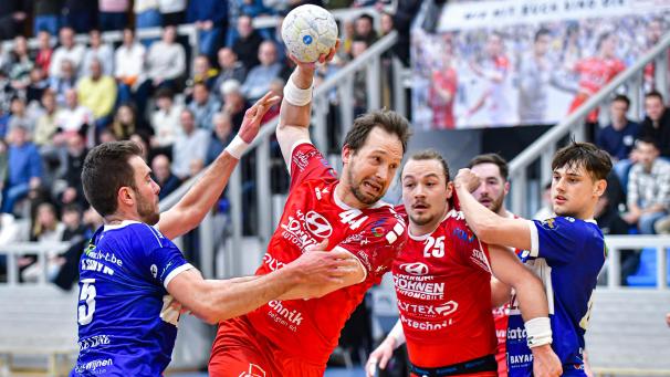 <p>Das war knapp: Eupen (Bartosz Kedziora beim Wurf) spielte unentschieden im Abstiegsduell.</p>