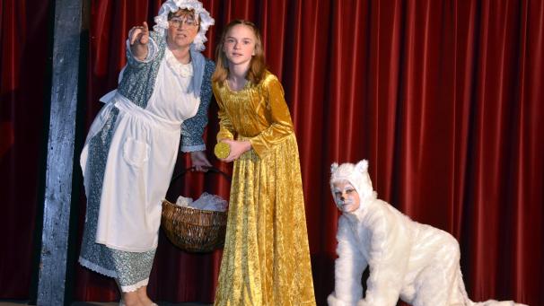 <p>Frau Holle (Marianne Keus) weist Goldmarie den Weg zurück in ihr Zuhause.</p>