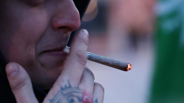 <p>Auf deutschen Bahnhöfen gibt es bereits ein generelles Rauchverbot, ausgenommen sind nur gekennzeichnete Bereiche. Cannabis zu konsumieren soll aber auch dort untersagt sein.</p>