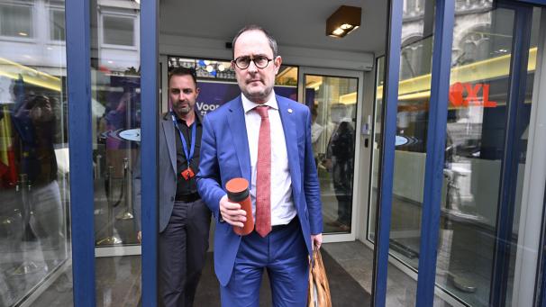 <p>Als Justizminister trat der Open VLD-Politiker Vincent Van Quickenborne im Oktober 2023, nur wenige Tage nach dem Anschlag auf schwedische Fußballfans, zurück.</p>