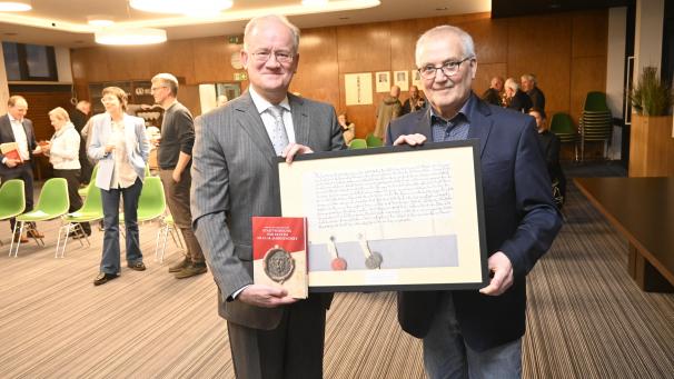 <p>Lorenz Paasch (r.) übergab Herbert Grommes die Urkunde.</p>