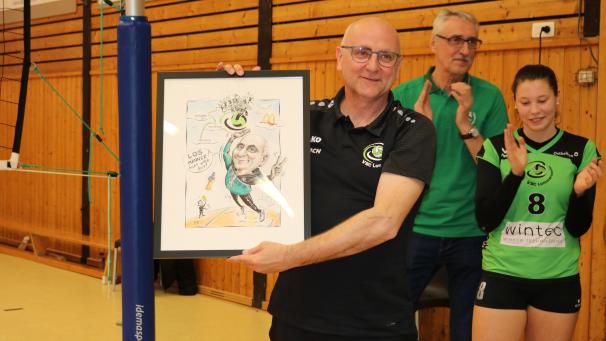 <p>Gerührt präsentiert Marc Trost die Karikatur, mit der sich seine Mannschaft bei ihm für eine tolle Zeit bedankte.</p>