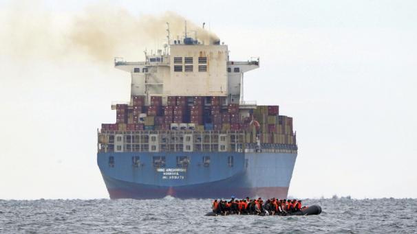 <p>Eine Gruppe von Menschen, bei denen es sich vermutlich um Migranten handelt, überquert den Ärmelkanal in einem kleinen Boot von der französischen Küste aus in Richtung Dover.</p>