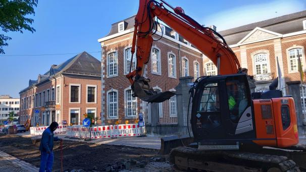 <p>Auf der Gospertstraße wird gerade der Fahrbahnbelag stellenweise instandgesetzt.</p>