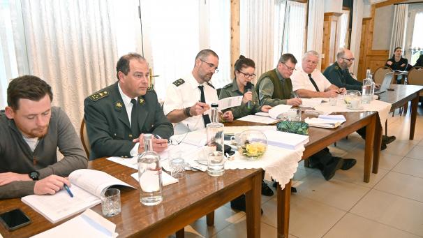 <p>Jagdverpachtung der ostbelgischen Staatsforsten im Saal An Terres’e in Meyerode: Durch neue Bestimmungen im Lastenheft bekräftigt die Forstdirektion Malmedy-Büllingen ihre immer größere Abkehr von der Treibjagd.</p>