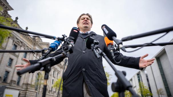 <p>Maximilian Krah kommt zu einem Pressestatement nach dem Gespräch mit der AfD Fraktionsspitze.</p>