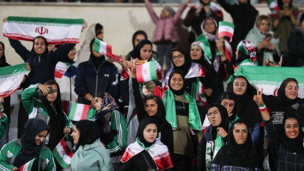 <p>Iranische Frauen jubeln auf der Tribüne.</p>