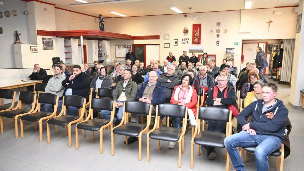 <p>Das Interesse aus der Bevölkerung an Informationen über den von der Gemeinde Büllingen beabsichtigten Verkauf der Waldstücke Konenbos und Vrouwenbos in Voeren war groß.</p>