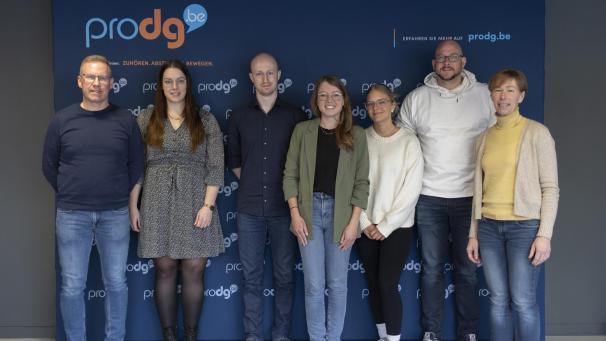 <p>Spitzenkandidatin Liesa Scholzen (Mitte) im Kreise ihrer Mitstreiter auf der Europaliste von ProDG</p>