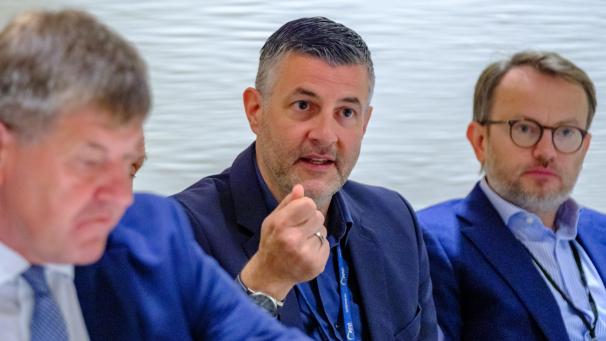 <p>Pascal Arimont (M.) bei der Pressekonferenz seiner Fraktion EVP zum Thema EU-Fördermittel</p>