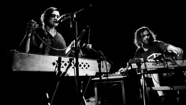 <p>Die einzigartige und atmosphärische Ästhetik von „Merope“ verwebt Elemente von Elektronik, Ambient, Indie und traditioneller Musik zu einer Klanglandschaft, die zugleich lokal und universell ist.</p>