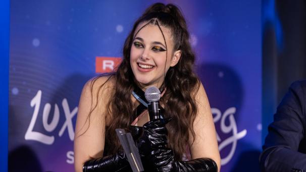 <p>Sängerin Tali spricht auf der Pressekonferenz nach dem Luxemburg Song Contest.</p>