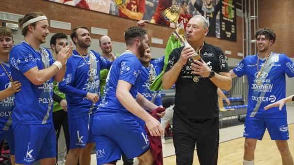 <p>Fast auf den Tag zwei Jahre alt ist dieses Foto: Am 28. April 2022 führte Mariusz Kedziora (rechts) die KTSV Eupen in die BENE-League. Nun lautet seine Mission, sie genau dort zu halten.</p>