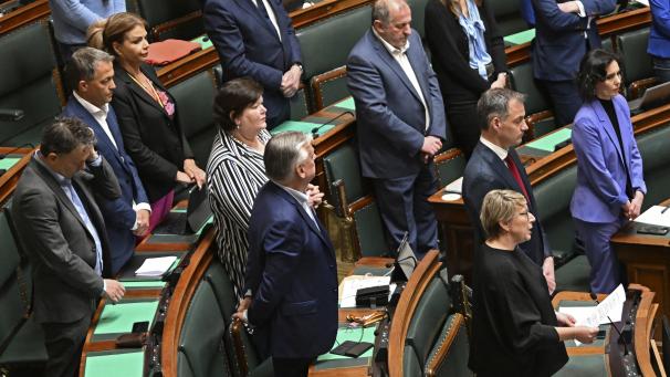 <p>Schweigeminute im Kammerplenum für die Opfer des israelischen Luftangriffs</p>