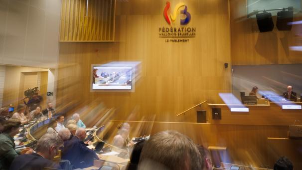 <p>Erst nach einer langen Nacht wurde im Parlament der Französischen Gemeinschaft die Anpassung des Hochschuldekrets von PS und Eolo verabschiedet - gegen den Willen ihres Koalitionspartners MR, aber mit Unterstützung der linksextremistischen Oppositionspartei PTB.</p>