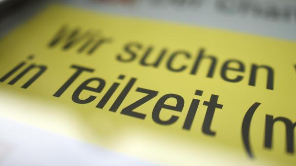 <p>Eine Stellenanzeige für Teilzeitarbeit in einem Schaufenster</p>