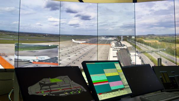 <p>Arbeitsplatz der Fluglotsen von skeyes im Tower des Brüsseler Flughafens</p>