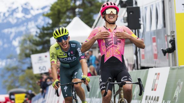 <p>Richard Carapaz (r.) aus Ecuador vom Team EF Education-Easypost und Florian Lipowitz aus Deutschland vom Team Bora-Hansgrohe überqueren die Ziellinie.</p>