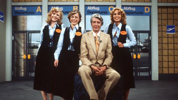 <p>Der niederländische Showmaster Rudi Carrell posiert am 18. Mai 1978 mit seinen Assistentinnen (l-r) Tina, Mareike und Hilla.</p>