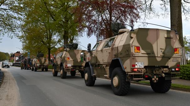 <p>Einsatzfahrzeuge der Bundeswehr treffen ein, um in der Nacht die Suche fortzusetzen. Vier Allschutz-Transport-Fahrzeuge ATF Dingo 2 und zwei Geschütz Führungs- und Funktionsfahrzeuge vom Typ Eagle IV sind an der Suche beteiligt. Trotz einer neuen Suchtaktik wird der sechs Jahre alte Arian aus Elm in Bremervörde weiter vermisst. Die Suche nach ihm geht weiter.</p>