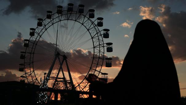 <p>Am zweiten Tag von Eid al-Fitr, dem Fest zum Ende des Fastenmonats Ramadan, strömen die Bürger in die Zayouna Games City in der irakischen Stadt Ziyouna. Homosexualität in dem Land kann künftig mit bis zu 15 Jahren Haft bestraft werden.</p>