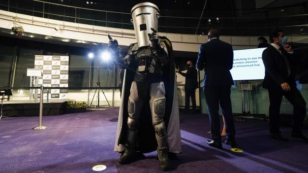 <p>Bürgermeisterkandidat „Count Binface“ posiert nach der Ergebnisverkündung in der City Hall.</p>