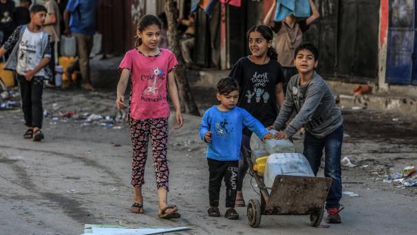 <p>Palästinensische Gebiete, Rafah: Palästinensische Kinder tragen gefüllte Wasserbehälter, nachdem sie Schlange gestanden haben, um sie mit Trinkwasser zu füllen. Aufgrund der Zerstörung von Brunnen während der anhaltenden Angriffe auf den Gazastreifen haben die Palästinenser Probleme, sauberes Wasser zu bekommen.</p>
