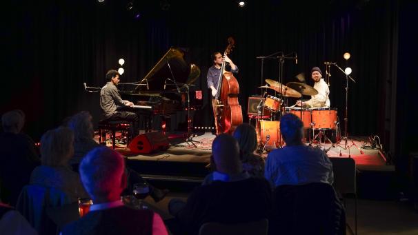 <p>Das Publikum tauchte ein in die oft sehr poetische Welt des Pianisten und Komponisten Wajdi Riahi.</p>