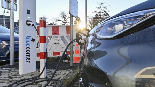 <p>Die Ladestation am Stadthaus ist seit 2022 auf Initiative der Stadt Eupen in Betrieb. Es sollen weitere Ladesäulen für Elektrofahrzeuge hinzukommen.</p>