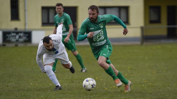 <p>Geoffrey Kolek (am Ball) und die Büllinger müssen sich Weismes-Faymonville geschlagen geben.</p>