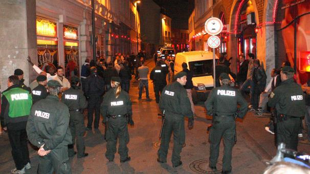 <p>Polizisten riegelten am 21. September 2012 im Rahmen einer grenzübergreifenden Großrazzia das Aachener Rotlichtviertel in der Antoniusstraße ab. Ziel der Razzien waren damals Bordelle und Privatclubs in Deutschland, Belgien und den Niederlanden.</p>