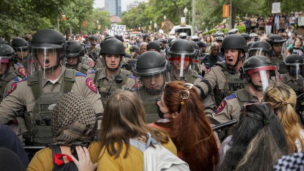 <p>State Troopers in Einsatzkleidung versuchen einen pro-palästinensischen Protest an der University of Texas aufzulösen.</p>