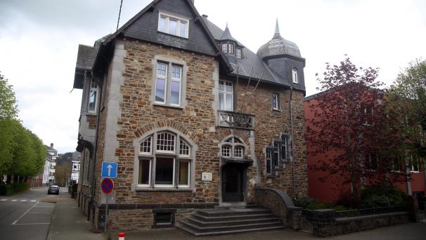 <p>Die Stadt Malmedy erwirbt das Gebäude des früheren Hypothekenamtes, weil es direkt gegenüber der aktuellen Tageskrippe sowie nahe des Kindergartens, der Grundschule und der Musikakademie angesiedelt ist.</p>