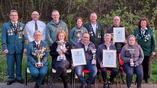 <p>Die Preisträger des Eröffnungsschießens des Kgl. Schützenbundes Malmedy-St.Vith in Medell mit Bundespräsident René Gehlen (ganz links) und 1. Bundesschießwart Marie-Christine Schröder (rechts).</p>
