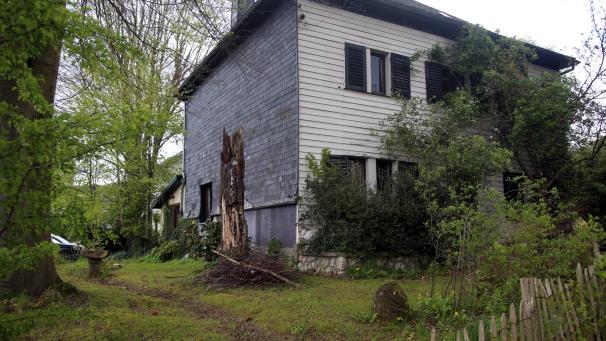 <p>Das heruntergekommene Presbyterium der Kirchenfabrik Bellevaux wird ebenfalls en</p>