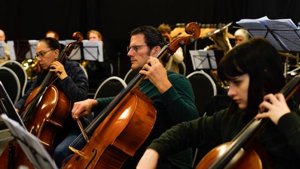 <p>Am vergangenen WochenendeprobtenTänzer und Musiker erstmaliggemeinsam.</p>