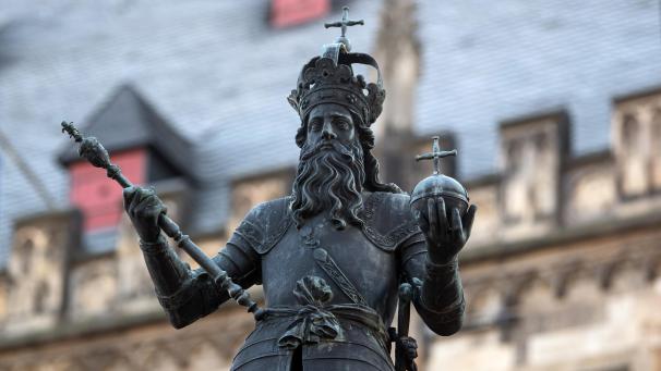 <p>Die Figur Karls des Großen vor dem Aachener Rathaus</p>