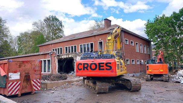 <p>Der Abriss des alten Postgebäudes an der Schulstraße ist derzeit in vollem Gange. Anschließend wird mit dem Neubauprojekt begonnen.</p>