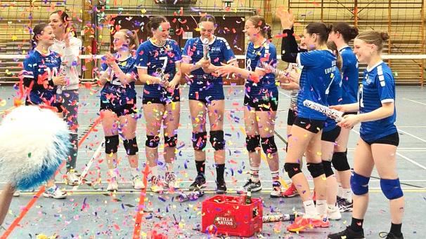 <p>Konfetti für den Meister: Die zweiten Damen aus Kettenis steigen in die P3 auf.</p>