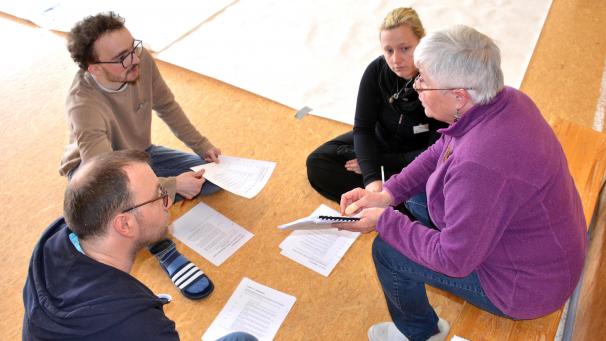 <p>Vorbereitung auf die Schönberger Passionsspiele 2025: Die Darsteller besprechen bei jeder Probe die Texte mit dem Regisseur und den Konstrukteuren (Drehbuchautoren).</p>