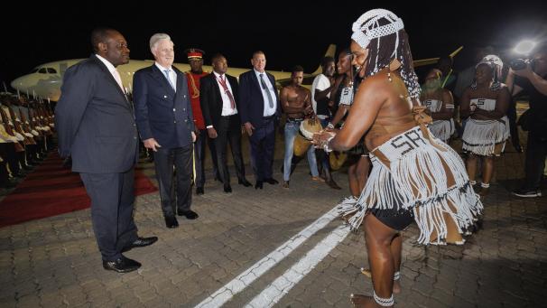 <p>König Philippe bei einer traditionellen Begrüßungszeremonie nach seiner Ankunft am Hosea Kutako International Airport in Windhoek, Namibia, am Montag.</p>