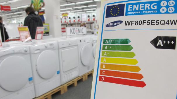 <p>Ein Hinweisschild mit Ausweisung der Energieeffizienzklasse steht in einem Großmarkt für Elektroartikel.</p>